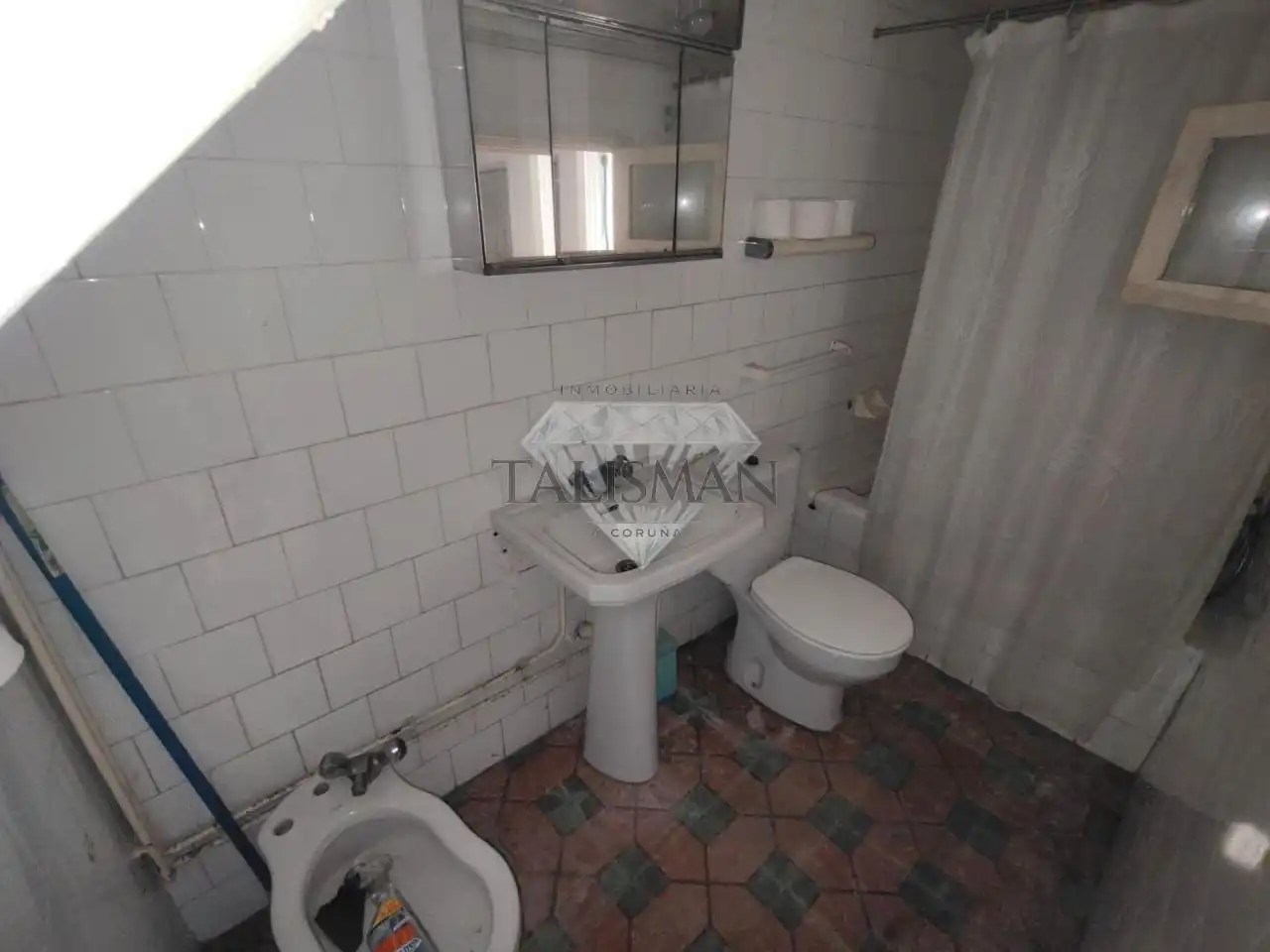 Bany de Casa adosada en venda en Arteixo amb Calefacció, Jardí privat i Moblat