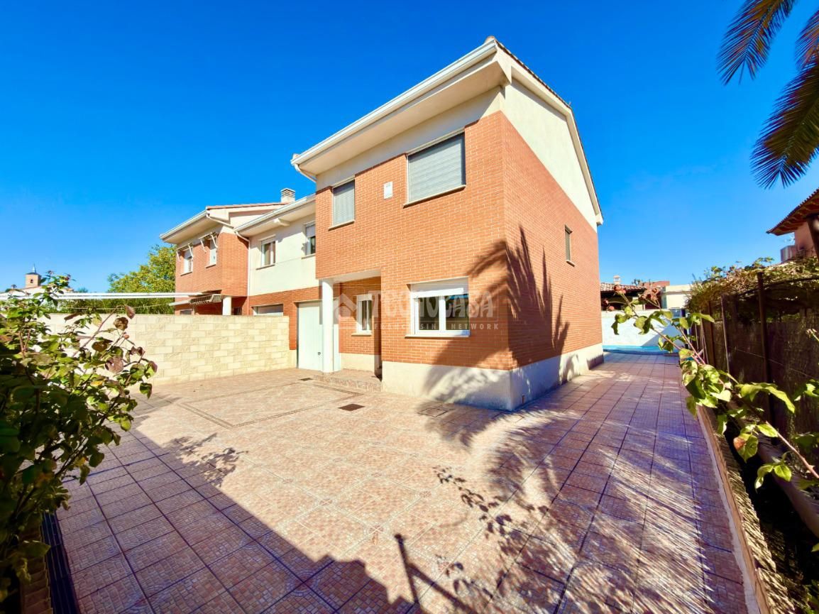 Vista exterior de Casa adosada en venda en Cabanillas del Campo amb Calefacció i Piscina