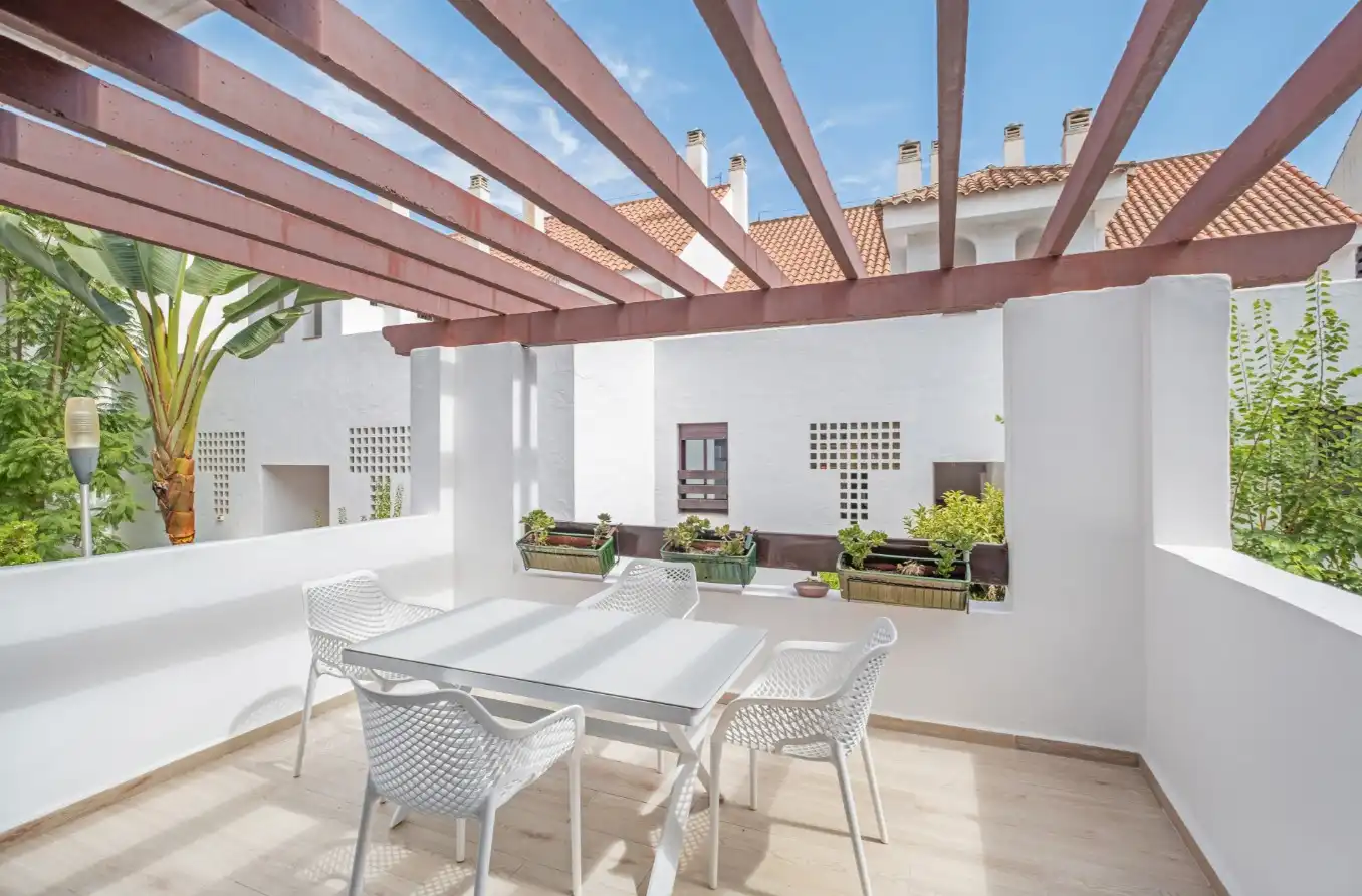 Terrasse von Wohnung zum Verkauf in Marbella mit Klimaanlage, Heizung und Privatgarten
