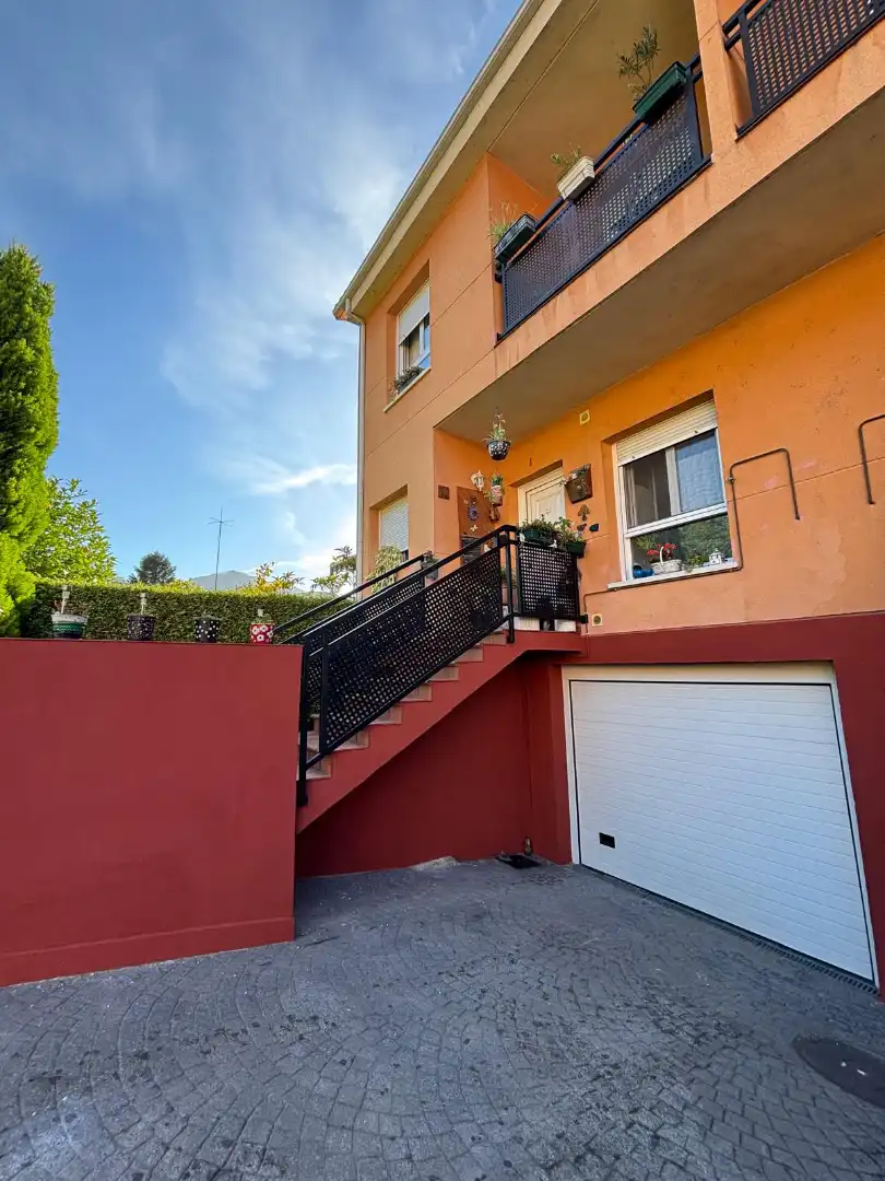Terrassa de Casa adosada en venda en Morcín amb Calefacció, Jardí privat i Parquet