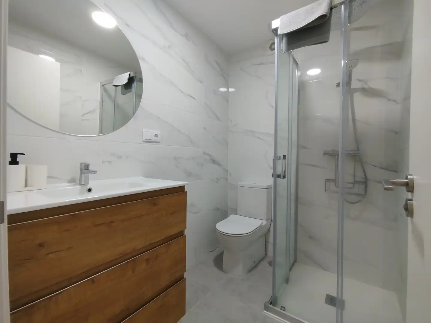 Baño de Piso de alquiler en A Coruña Capital  con Calefacción, Amueblado y Horno