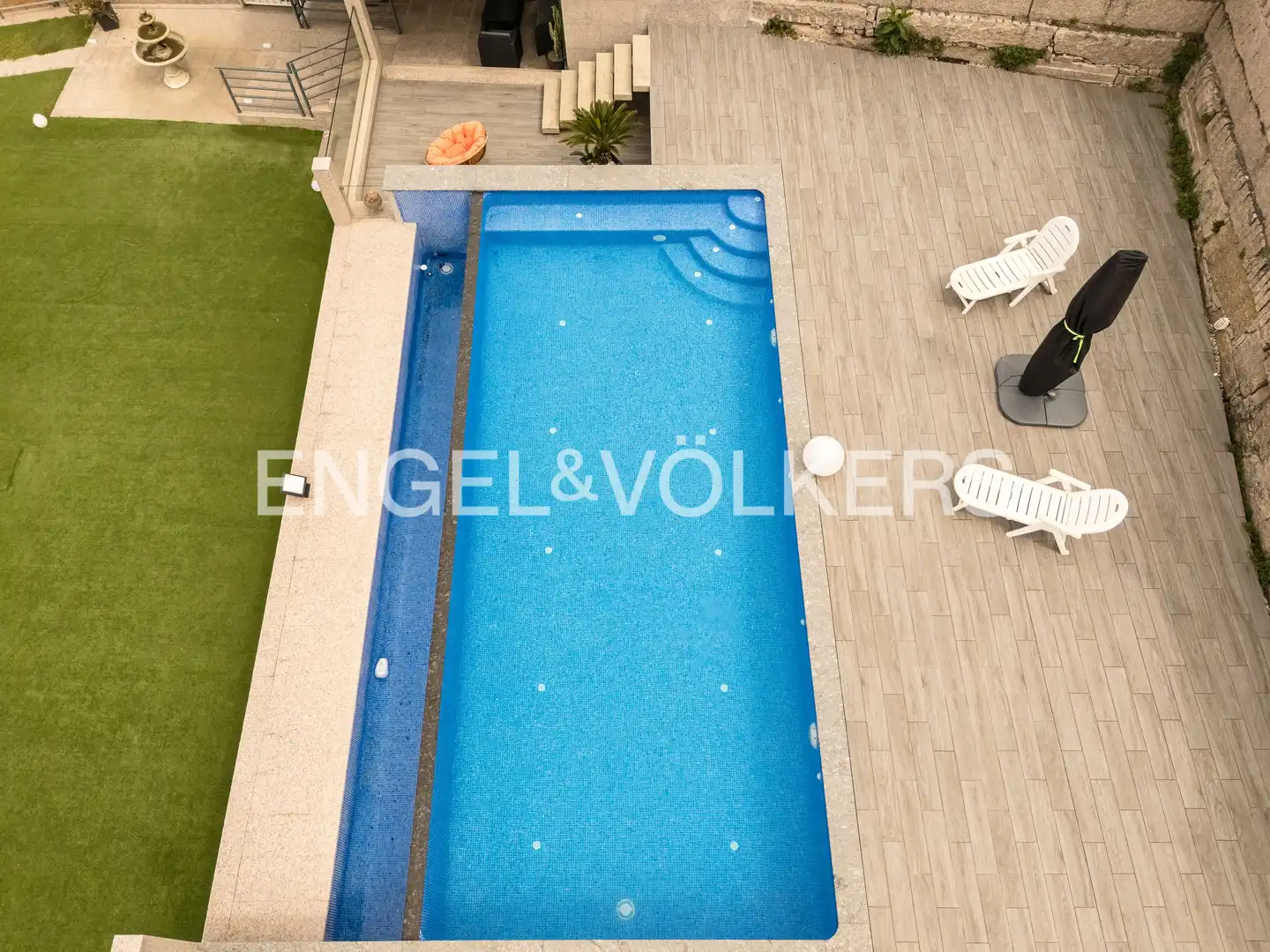 Piscina de Casa o xalet en venda en Oia amb Calefacció, Jardí privat i Parquet