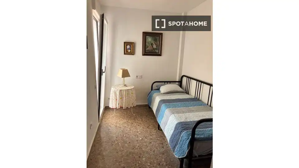 Habitación de Piso de alquiler en Valencia con Aire acondicionado, Calefacción y Amueblado