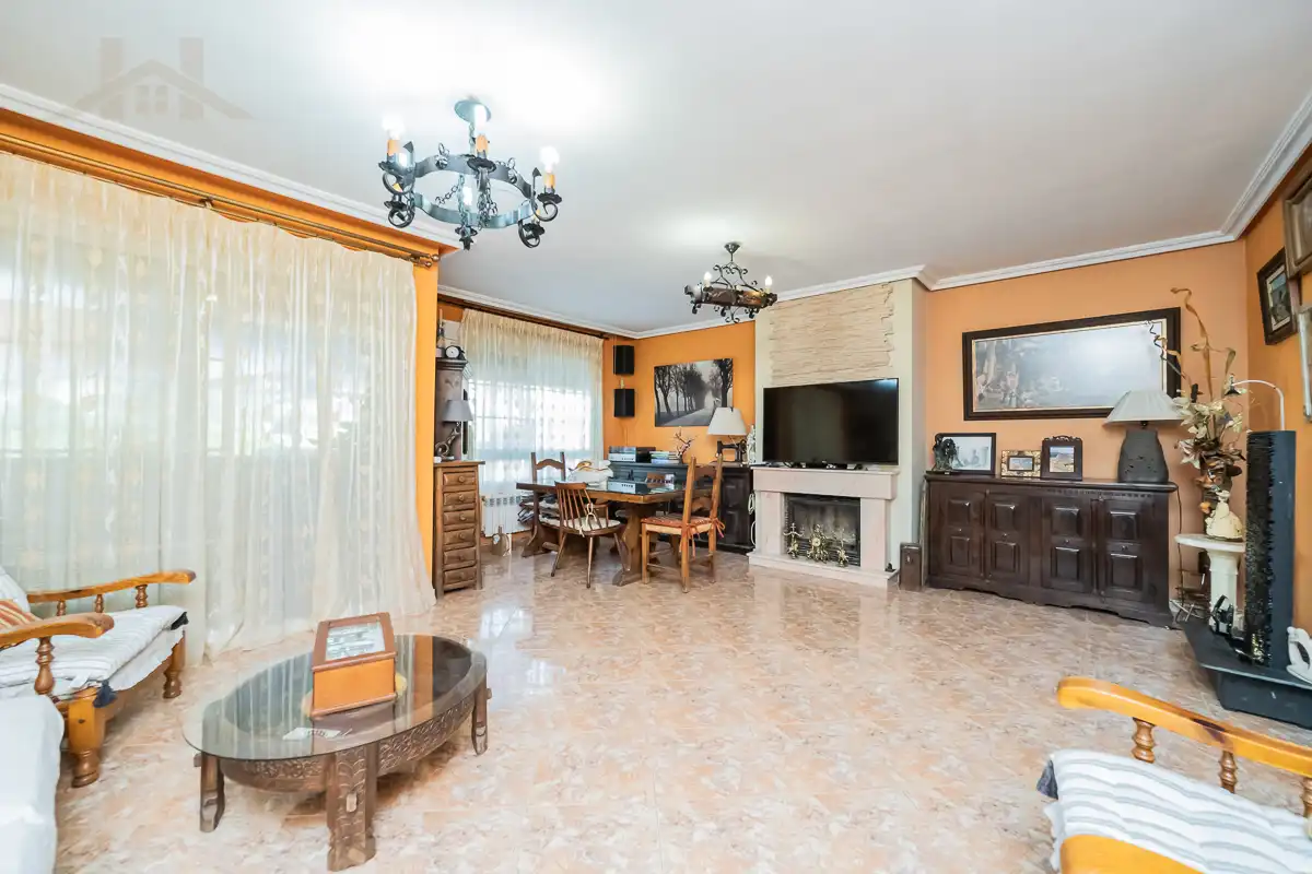 Casa aparellada amb terrassa en venda a Calle Sierra de Gredos 64, imagen 11