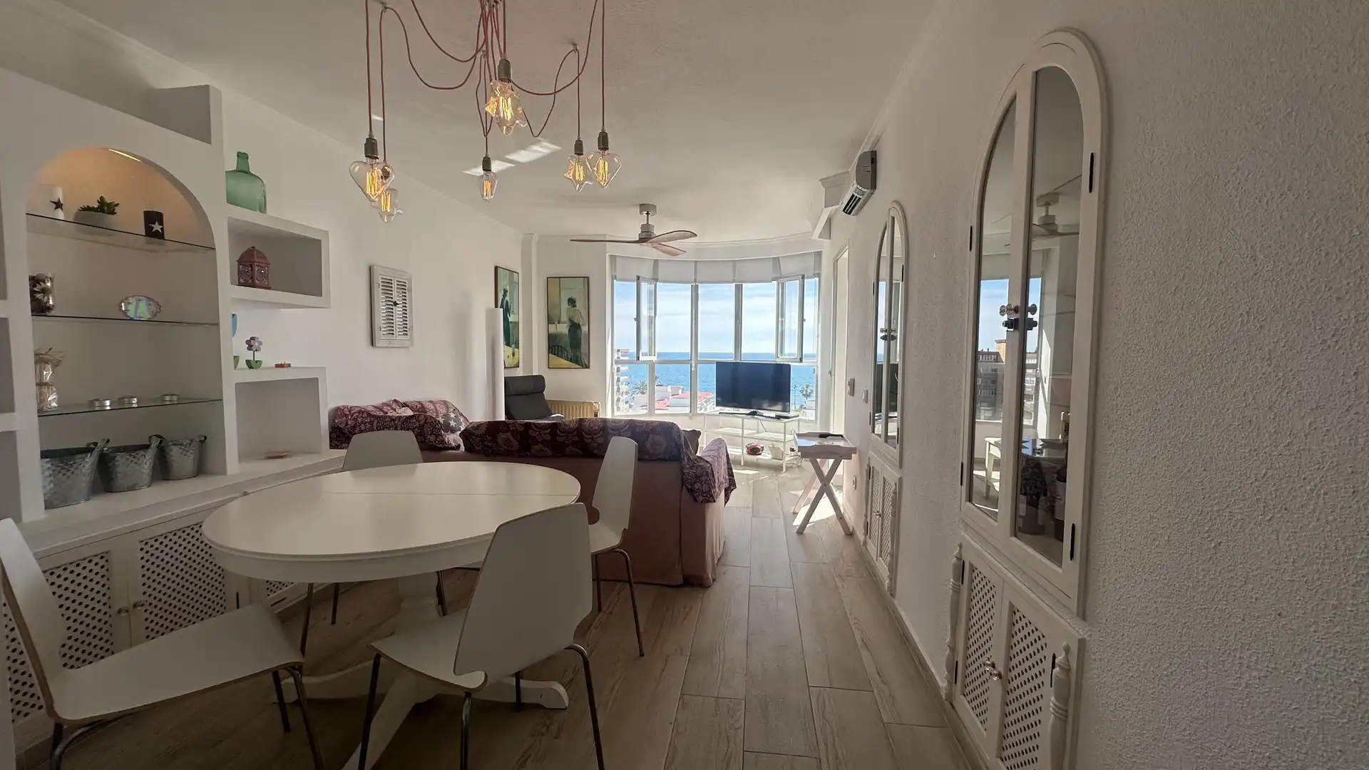 Sala d'estar de Apartament de lloguer en Fuengirola amb Jardí privat i Piscina comunitària