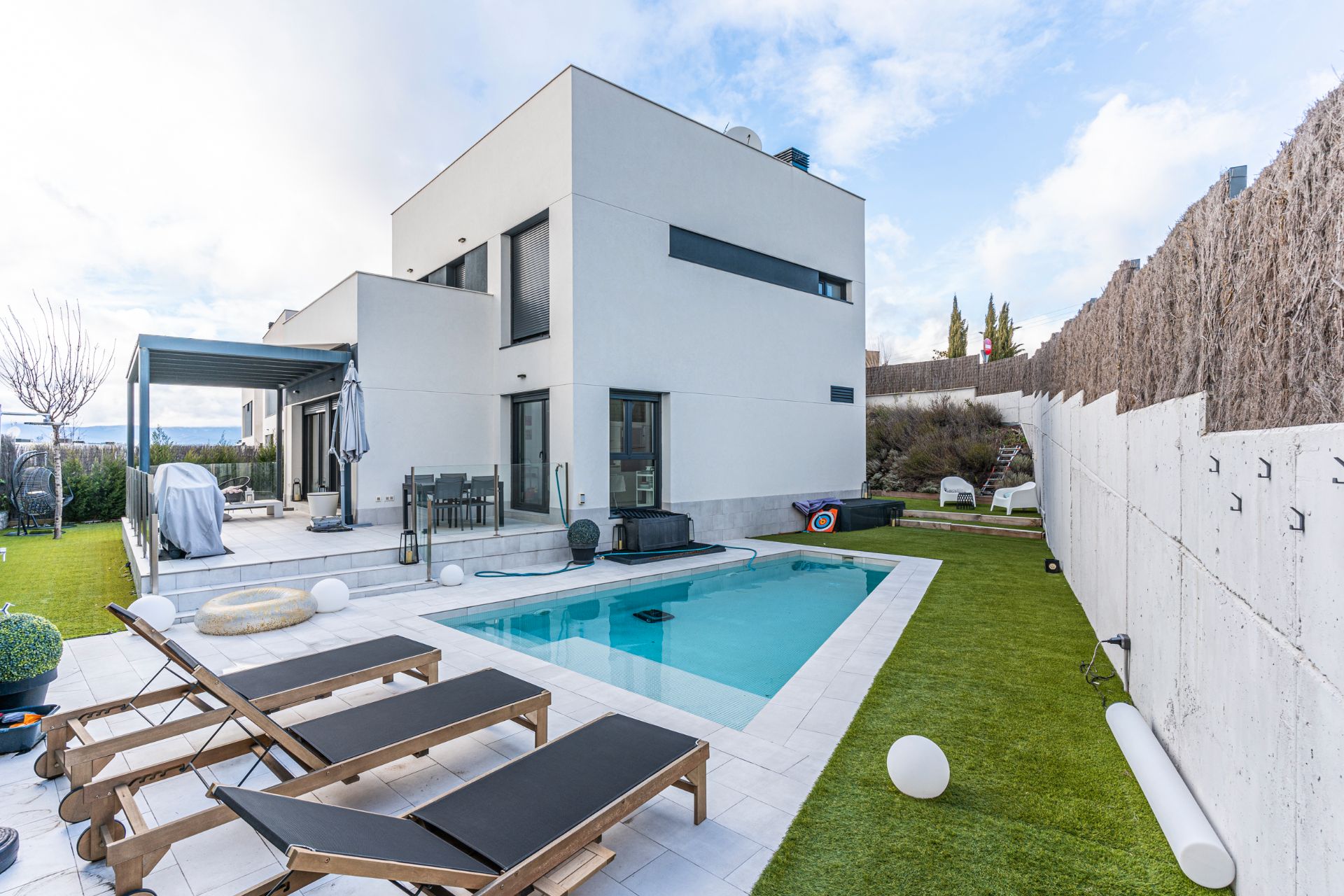 Swimming pool of House or chalet for sale in Torrelodones  with Air Conditioner, Heating and Private garden