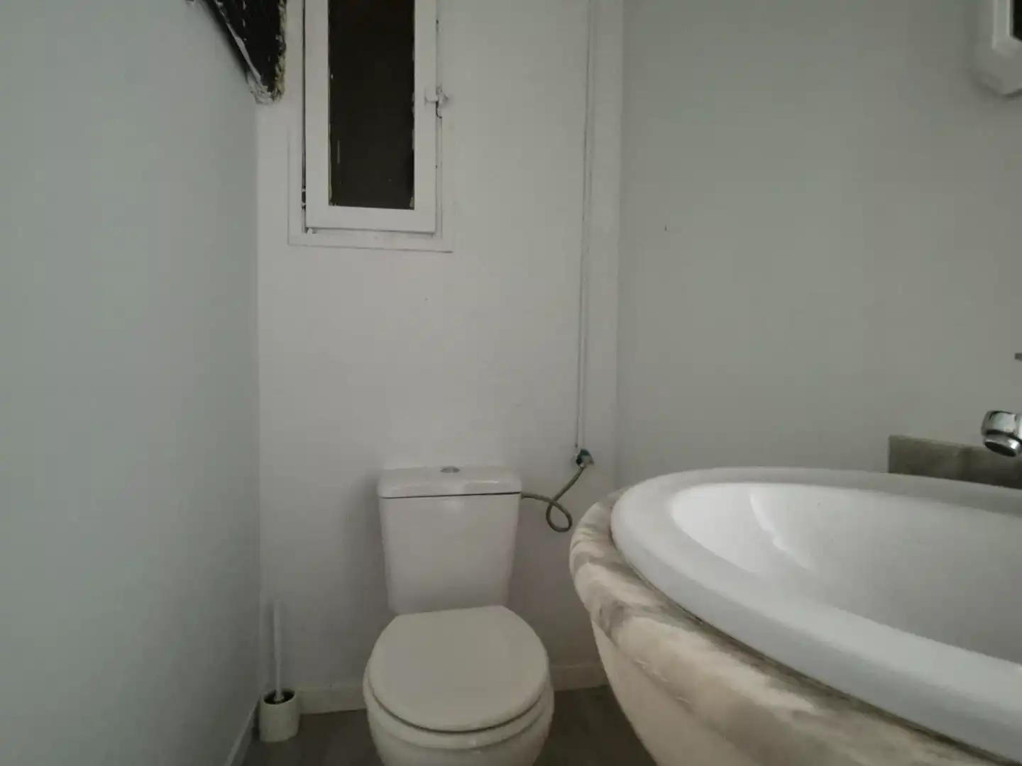 Badezimmer von Geschaftsraum zur Miete in Barcelona mit Parkett