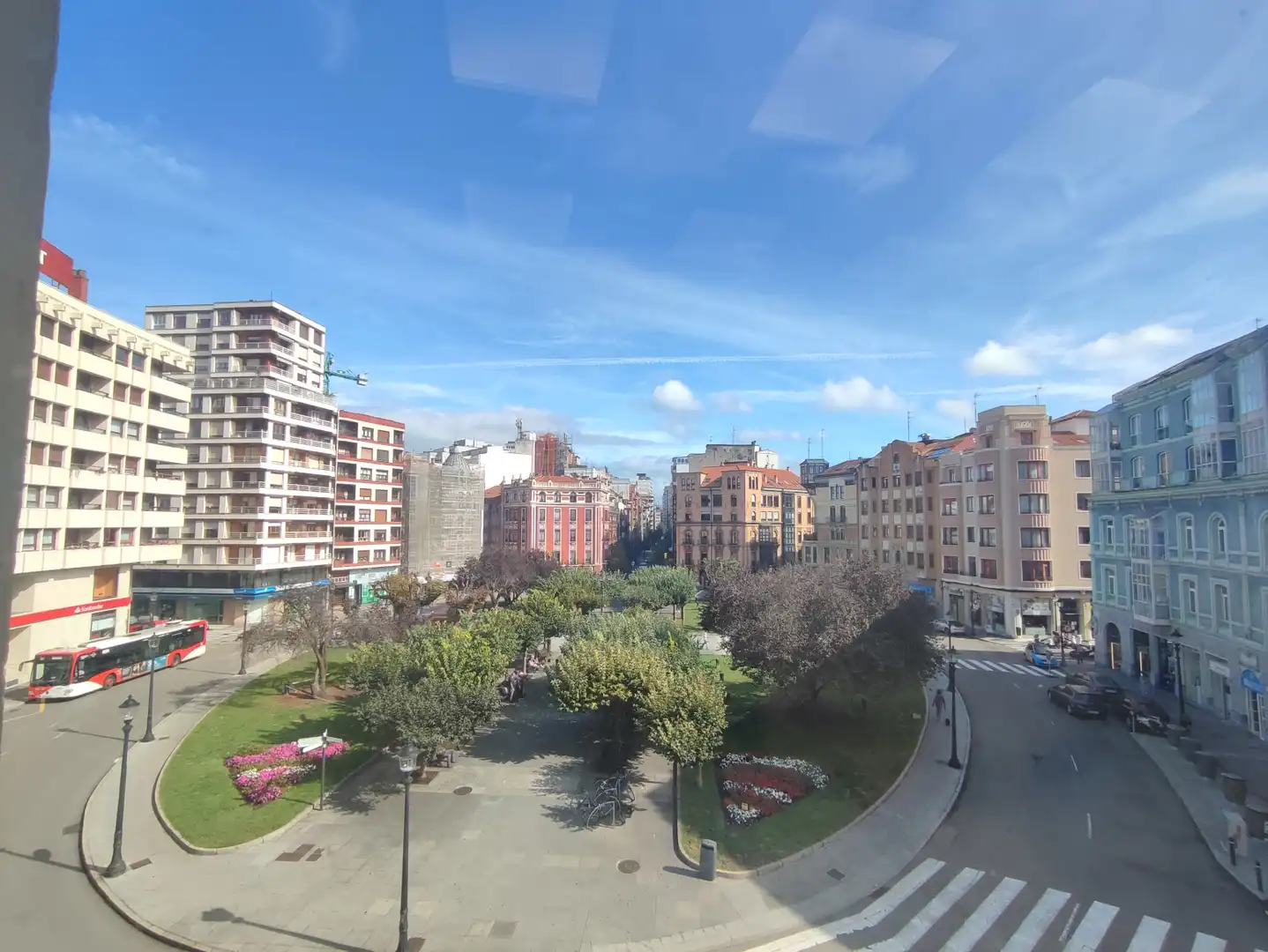 Vista exterior de Oficina de lloguer en Gijón  amb Calefacció