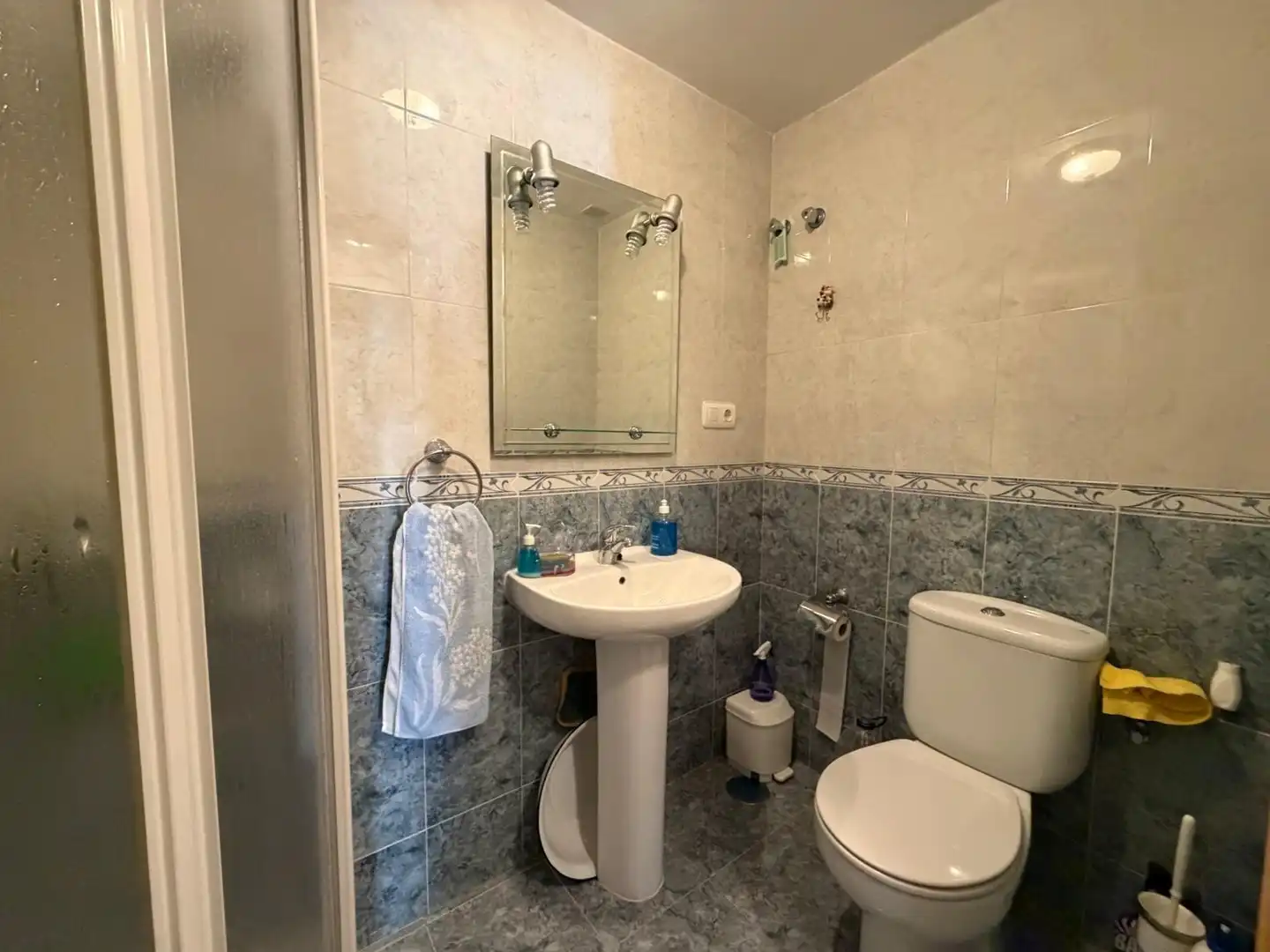 Bany de Casa o xalet en venda en Alcuéscar amb Terrassa, Moblat i Balcó