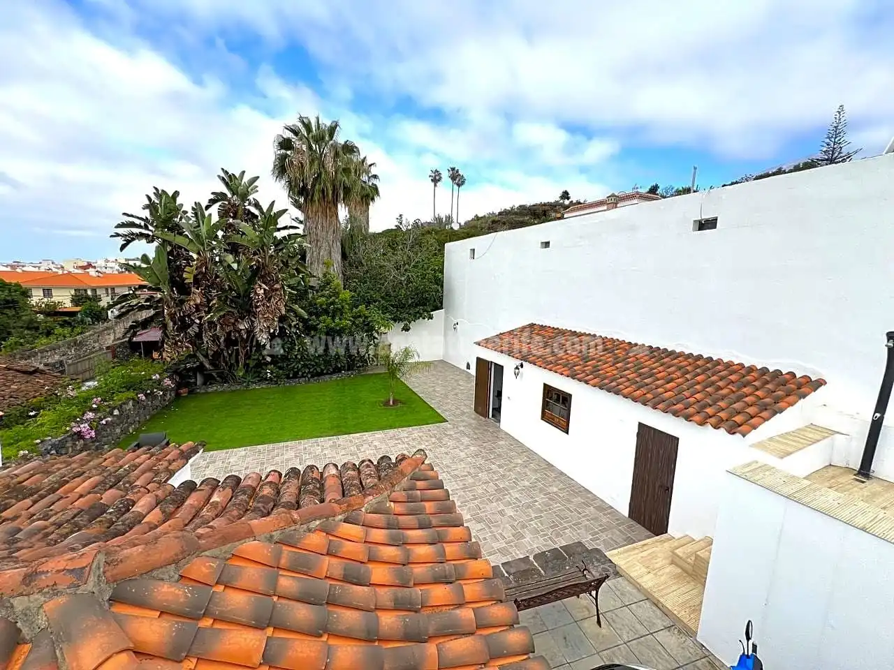 Vista exterior de Casa o xalet en venda en Icod de los Vinos amb Jardí privat, Terrassa i Piscina