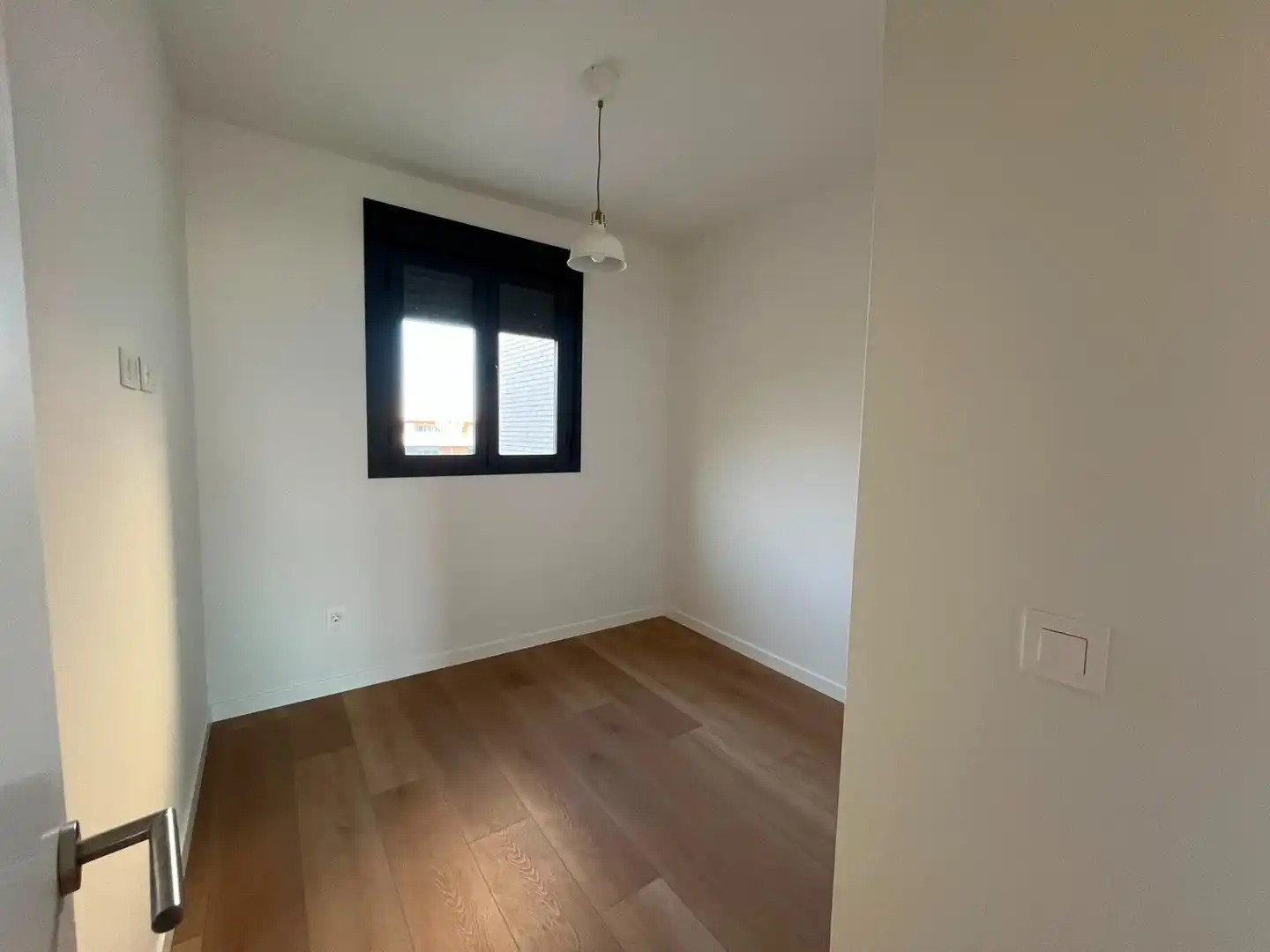 Schlafzimmer von Dachboden zur Miete in Camas mit Klimaanlage, Heizung und Privatgarten