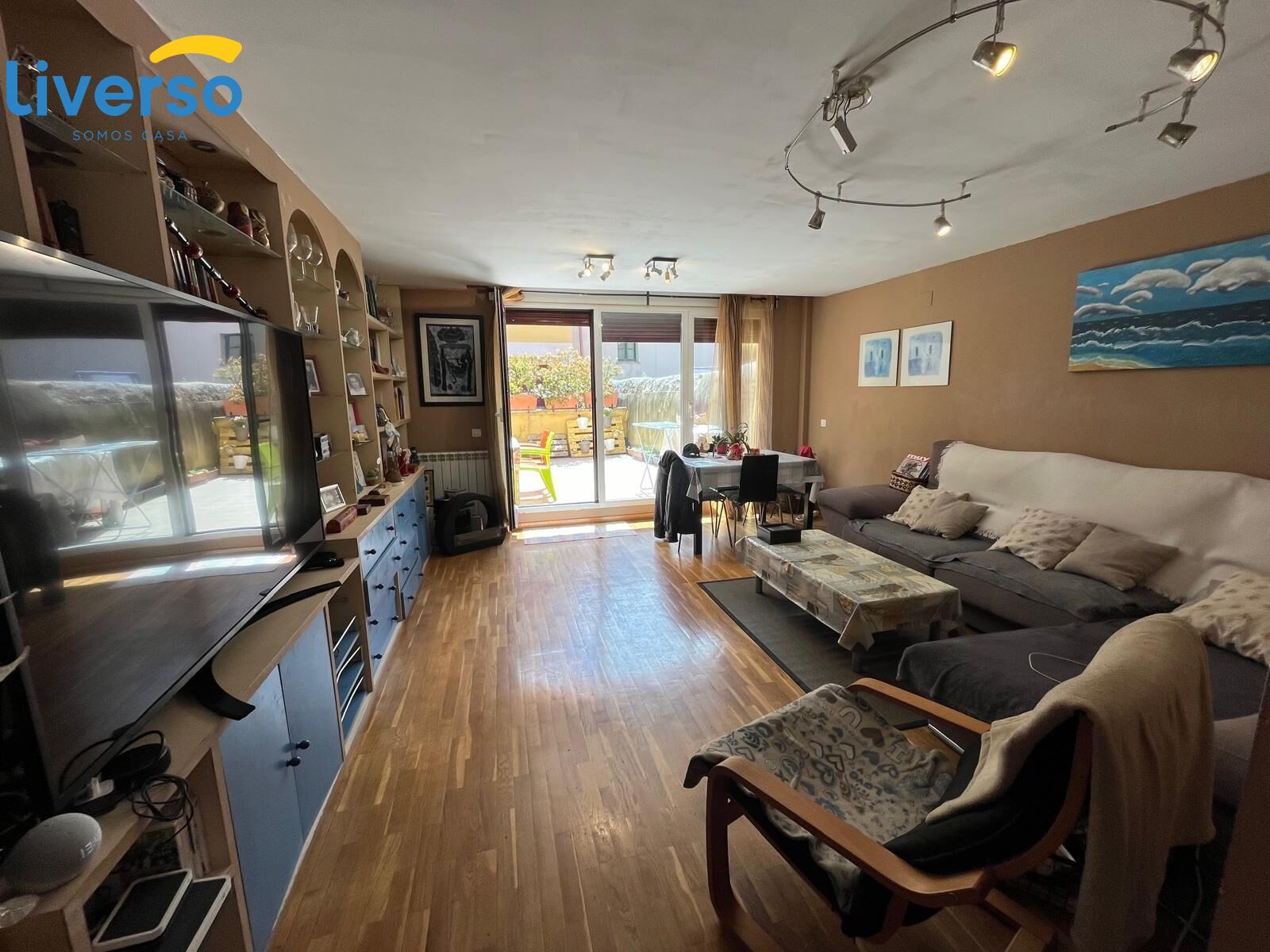 Sala d'estar de Casa adosada en venda en Burgos Capital amb Calefacció, Jardí privat i Traster