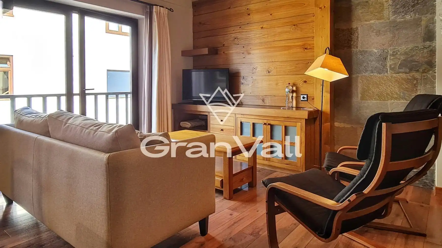 Wohnzimmer von Dachboden zum Verkauf in Alp mit Heizung und Möbliert