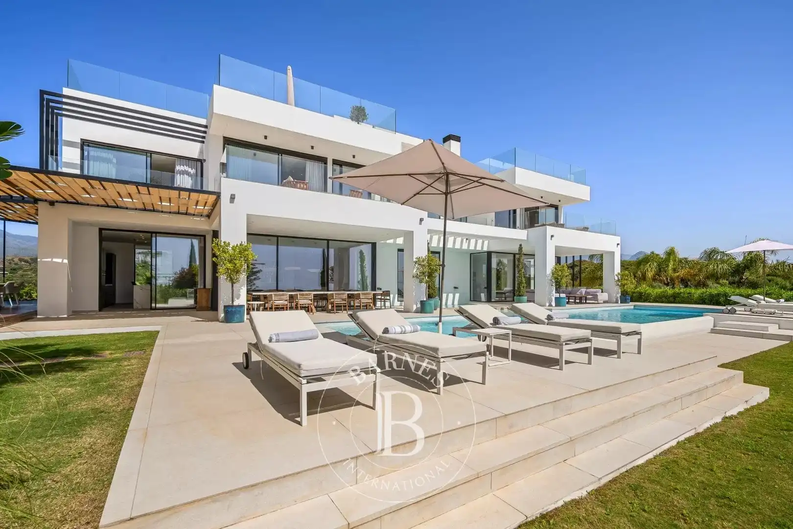 Vista exterior de Casa o xalet de lloguer en Estepona amb Aire condicionat, Calefacció i Piscina