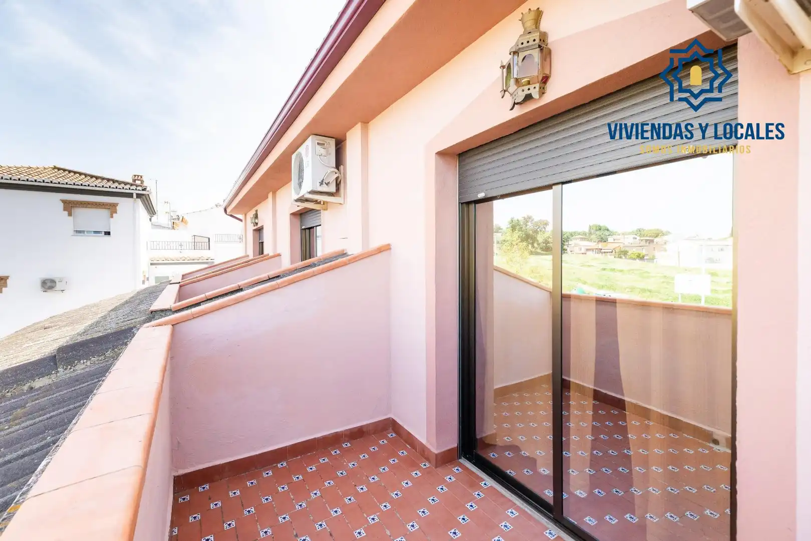 Vista exterior de Casa adosada en venda en Peligros amb Aire condicionat, Calefacció i Jardí privat