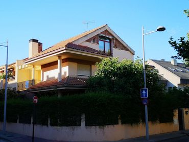Chalet con jardín en venta en Calle Miralrío 11