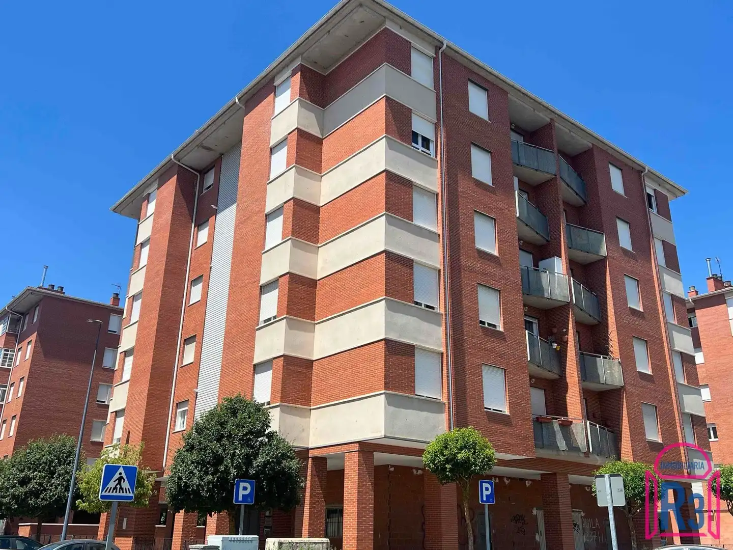 Vista exterior de Piso en venta en León Capital  con Calefacción, Terraza y Trastero