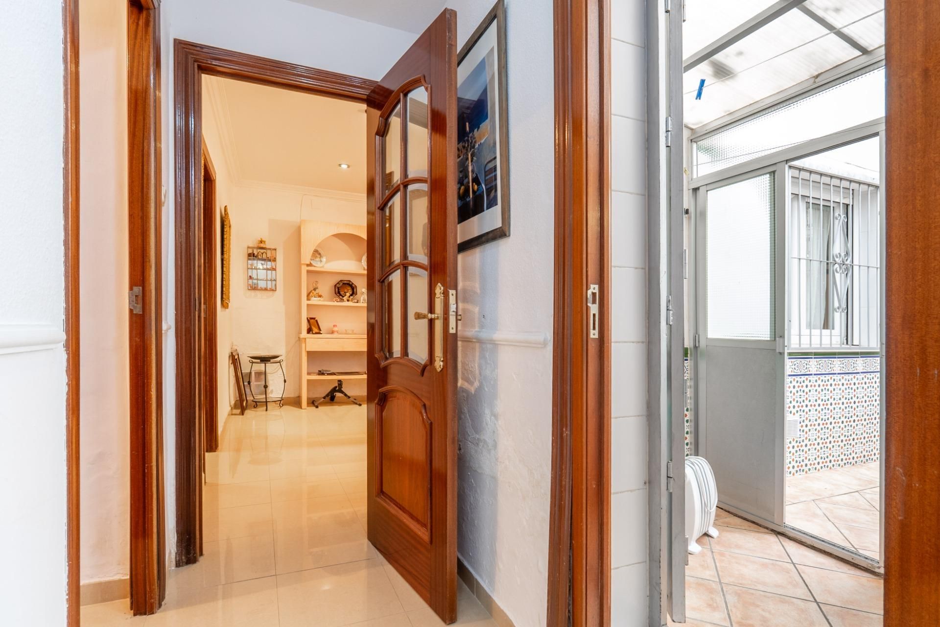 Flat for sale in  Granada Capital  with Air Conditioner, Private garden and Storage room