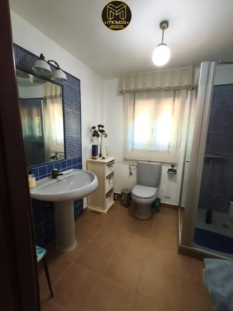 Bany de Casa o xalet en venda en Jaén amb Aire condicionat, Calefacció i Parquet