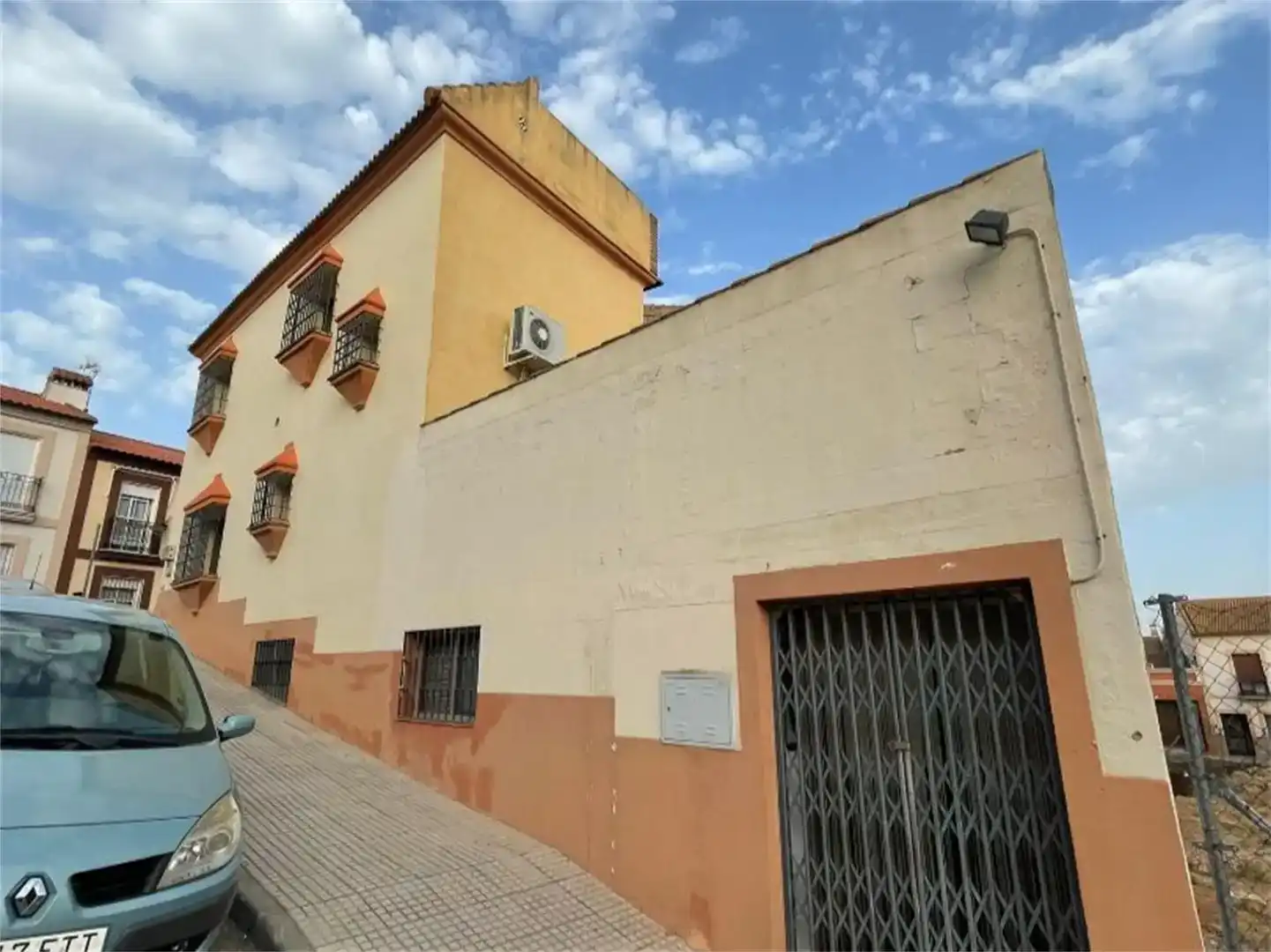 Vista exterior de Casa adosada en venda en Hornachuelos amb Aire condicionat, Traster i Moblat
