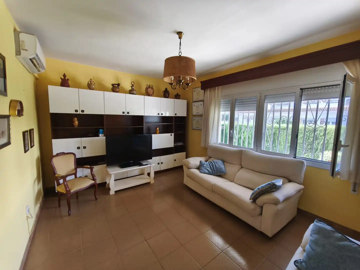 Sala de estar de Casa o chalet en venta en Mont-roig del Camp con Aire acondicionado, Calefacción y Jardín privado