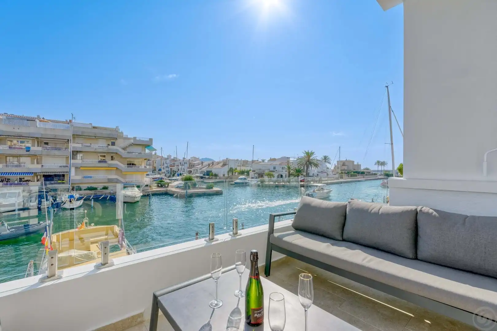 Terrasse von Einfamilien-Reihenhaus zum Verkauf in Empuriabrava mit Klimaanlage, Heizung und Terrasse