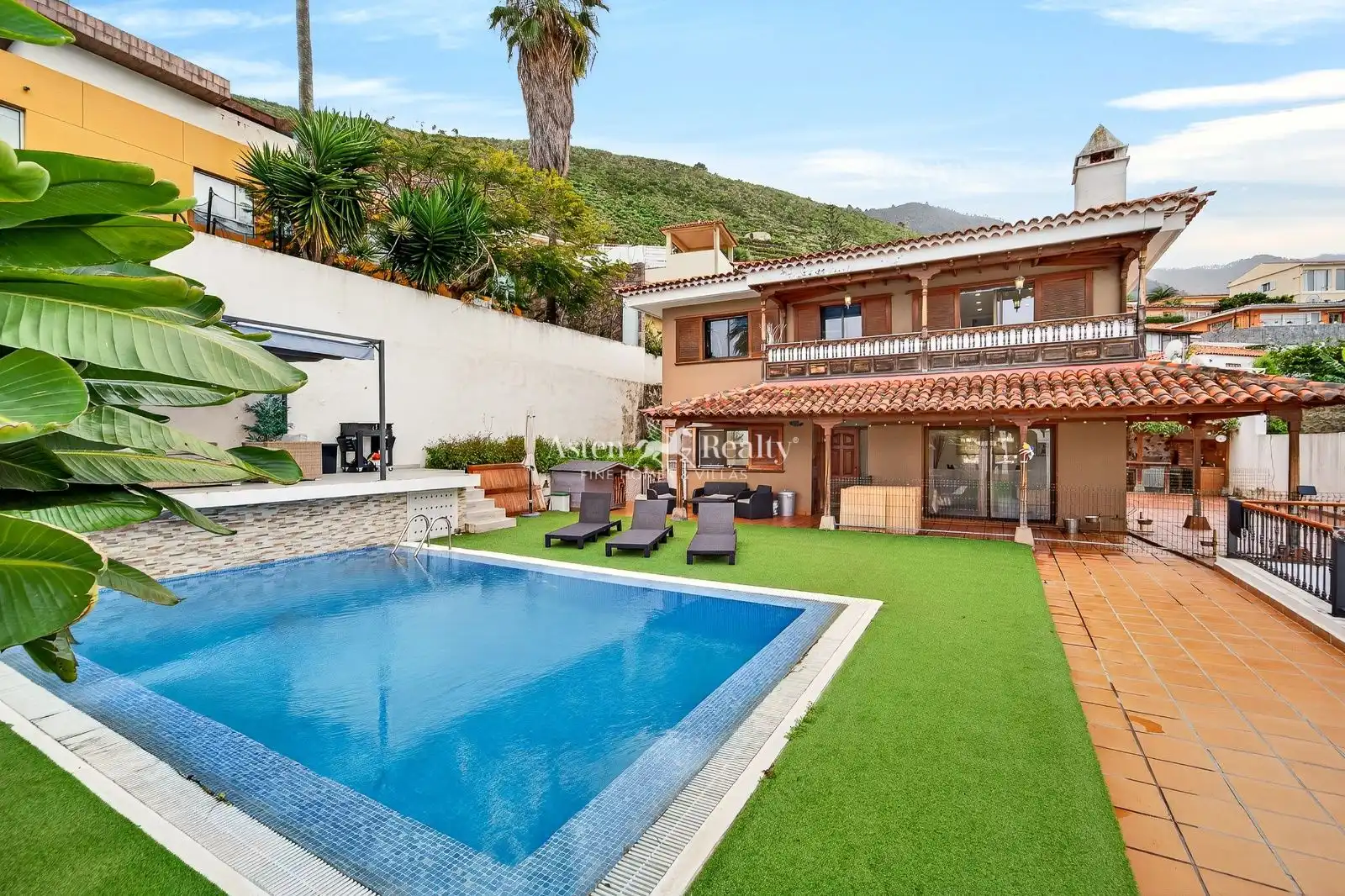 House with pool for sale in Suecia