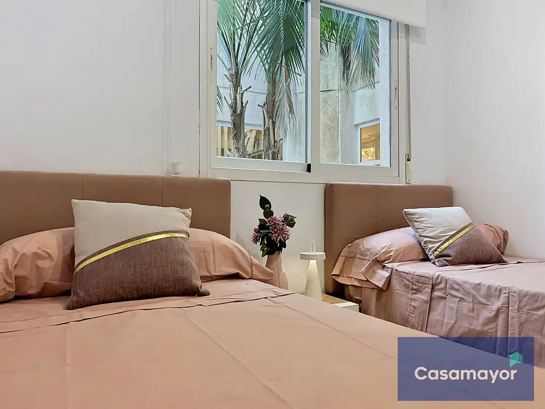 Habitación de Piso en venta en Alicante / Alacant con Aire acondicionado, Calefacción y Jardín privado