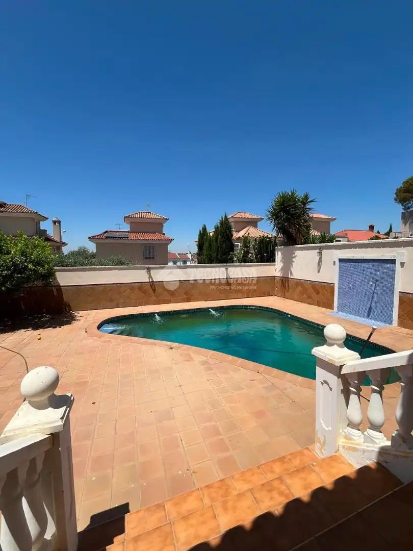 Piscina de Casa o chalet en venta en Alcalá de Guadaira con Aire acondicionado, Terraza y Amueblado