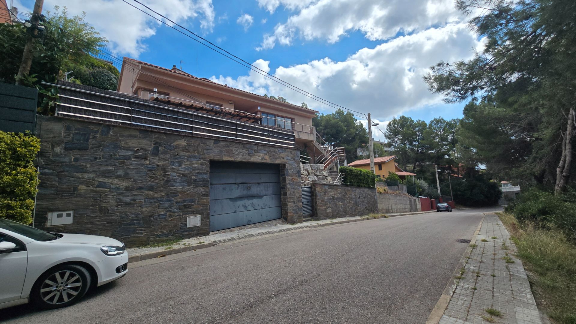 Vista exterior de Casa o xalet en venda en Rubí amb Aire condicionat, Calefacció i Jardí privat
