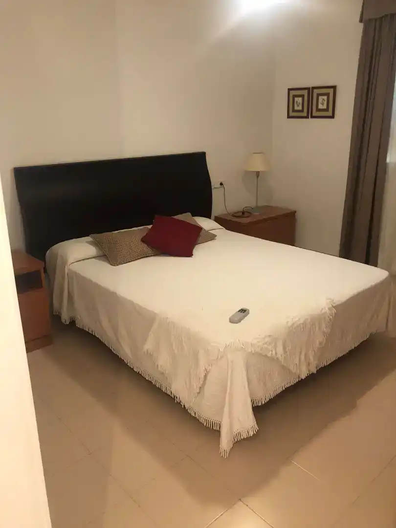 Dormitori de Casa adosada de lloguer en Rota amb Aire condicionat, Jardí privat i Piscina