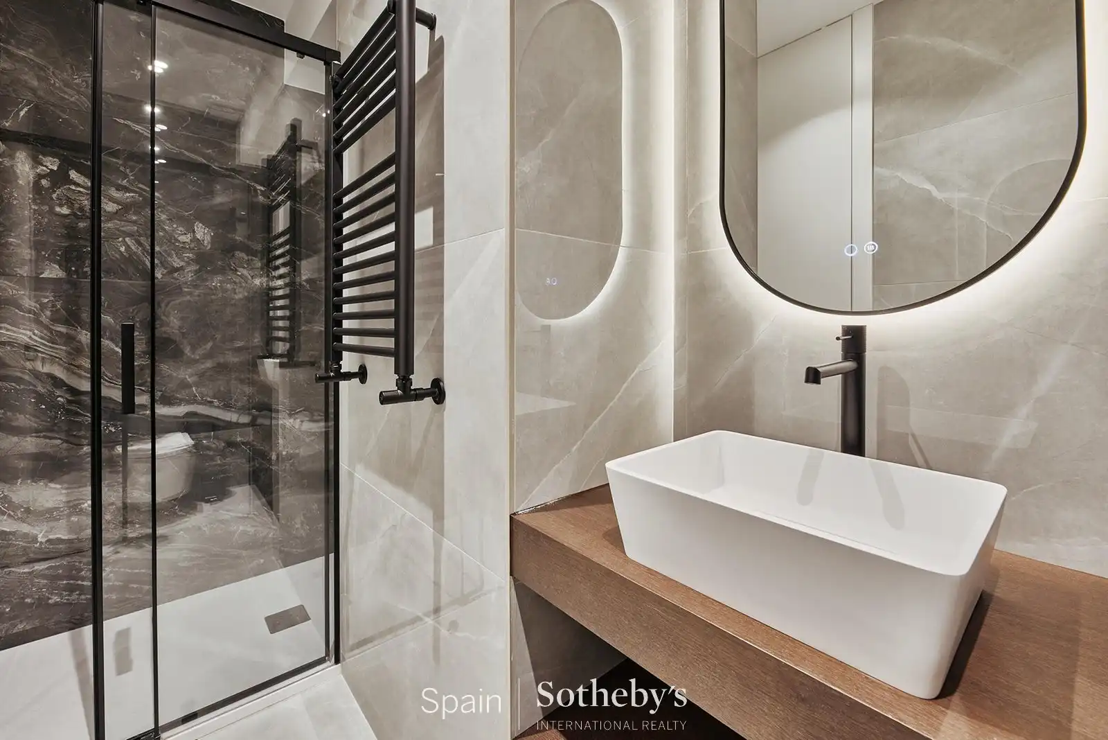 Badezimmer von Wohnungen zum Verkauf in Madrid mit Klimaanlage und Heizung