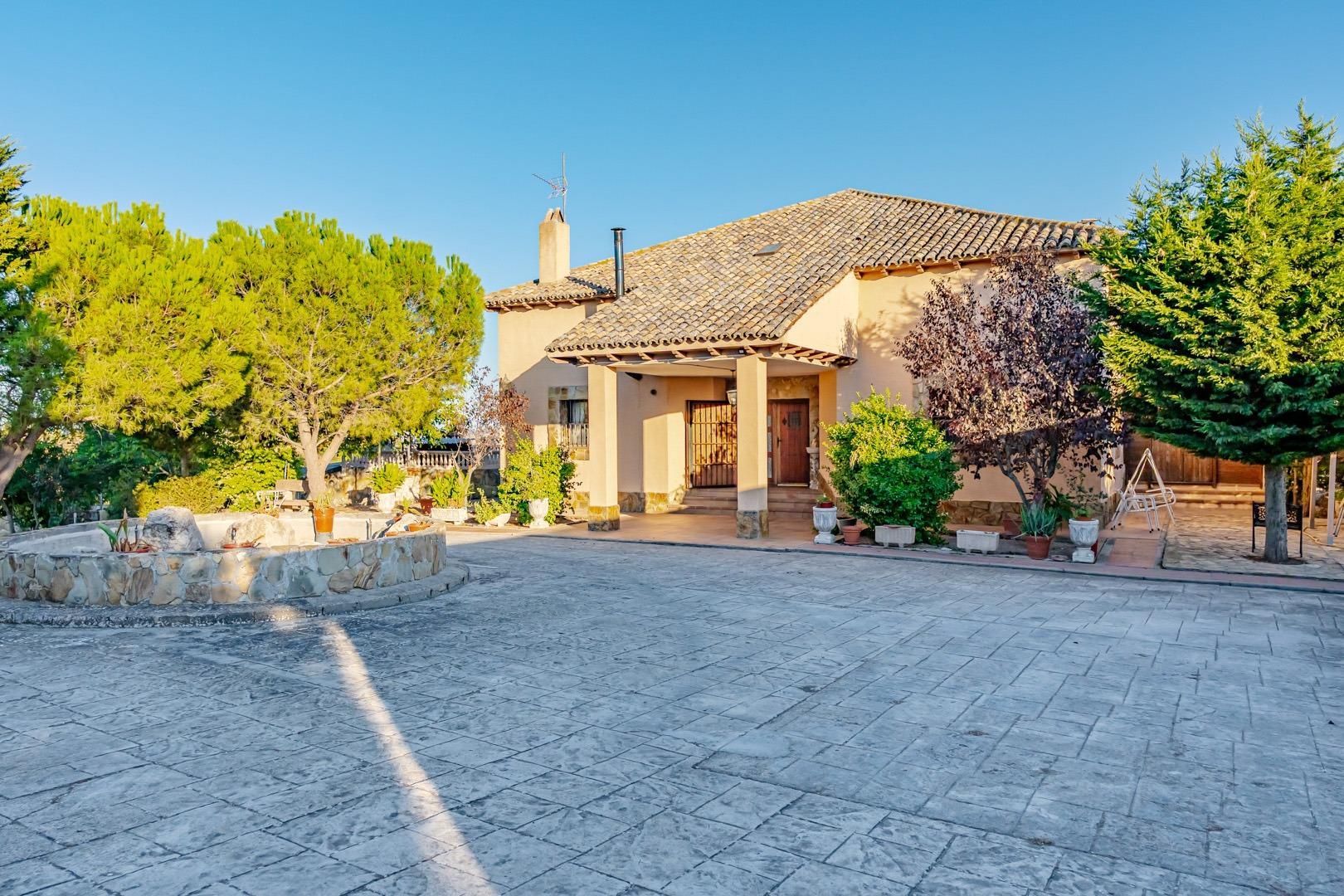 Vista exterior de Casa o xalet en venda en Chinchón amb Aire condicionat, Calefacció i Jardí privat