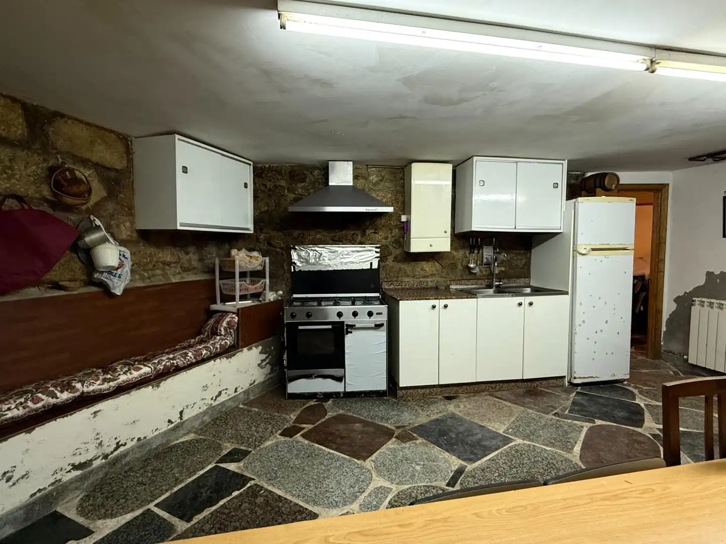 Cuina de Casa o xalet en venda en Pantón amb Calefacció, Parquet i Traster