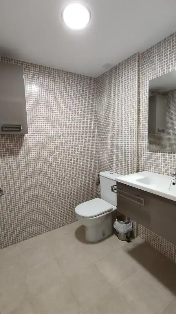 Baño de Piso en venta en Lucena con Aire acondicionado, Piscina y Balcón