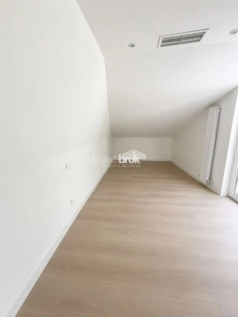 Schlafzimmer von Dachboden zur Miete in La Moraleja mit Klimaanlage, Terrasse und Abstellraum