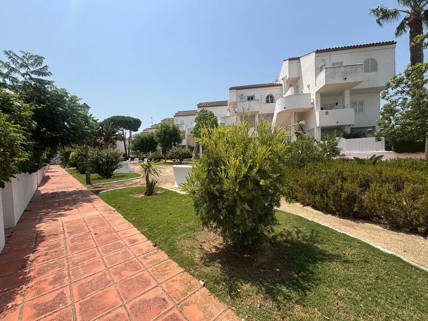 Vista exterior de Casa adosada en venda en Chiclana de la Frontera amb Jardí privat i Piscina comunitària