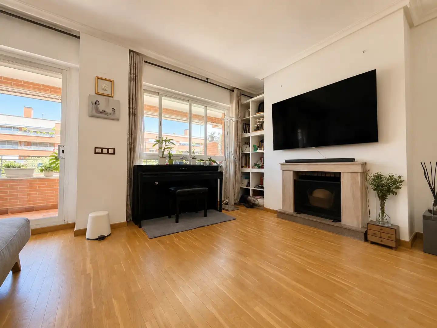 Living room of Flat for sale in Pozuelo de Alarcón  with Air Conditioner, Heating and Storage room