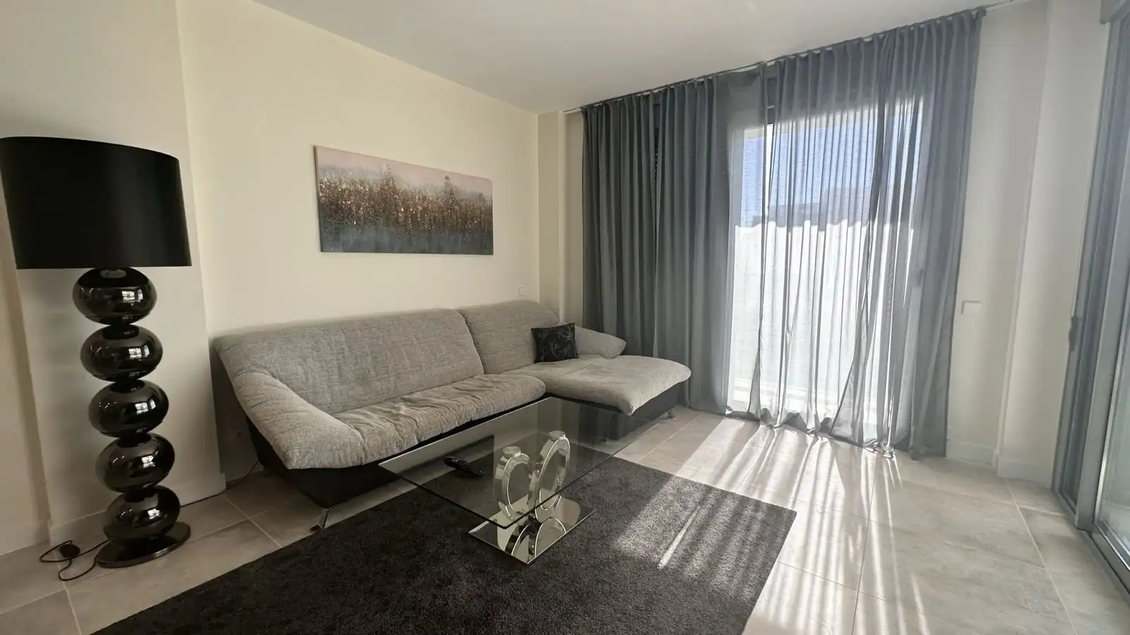 Sala de estar de Piso de alquiler en Estepona con Aire acondicionado, Terraza y Amueblado