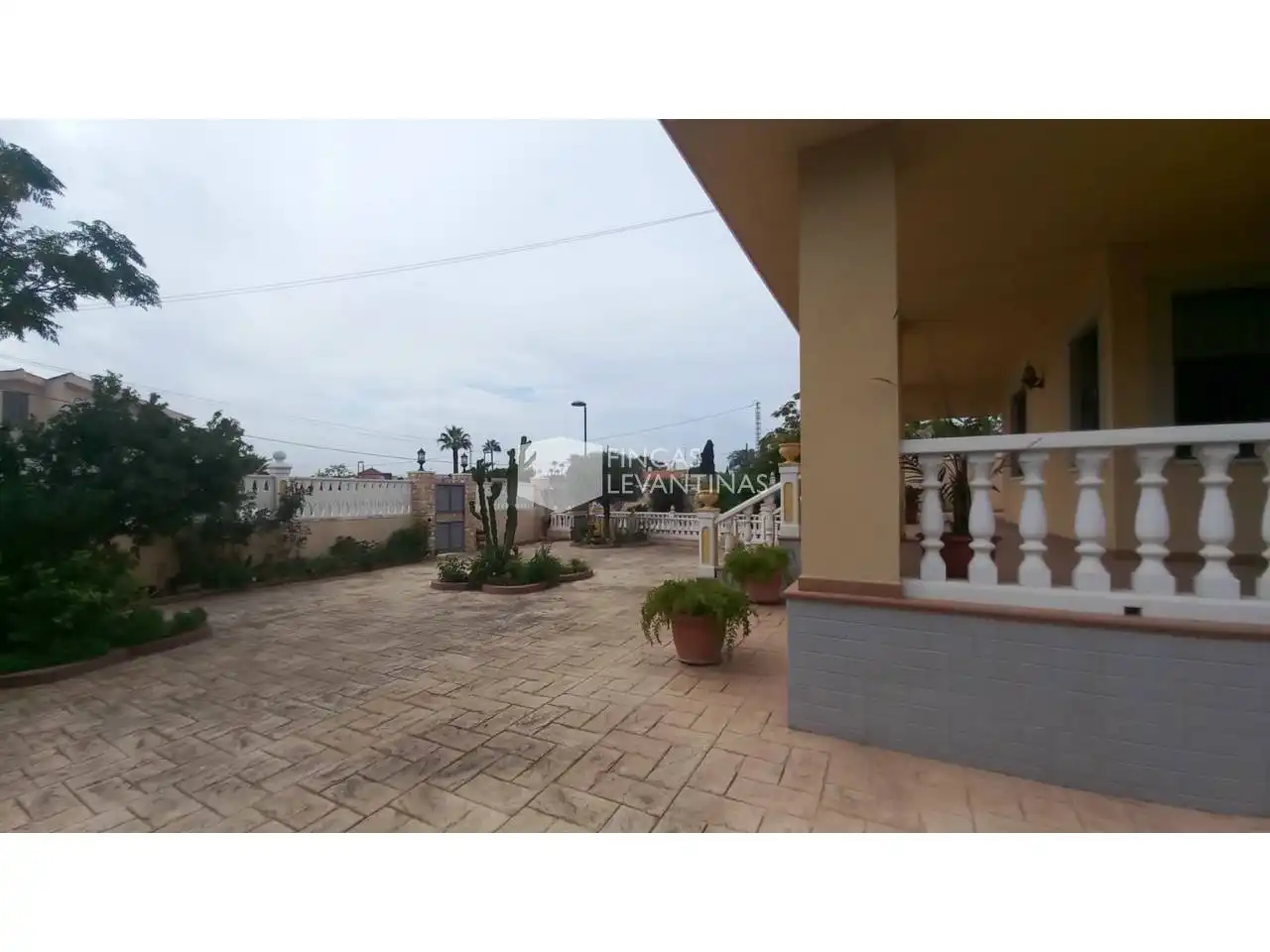 Vista exterior de Casa o xalet en venda en San Vicente del Raspeig / Sant Vicent del Raspeig amb Aire condicionat, Jardí privat i Terrassa