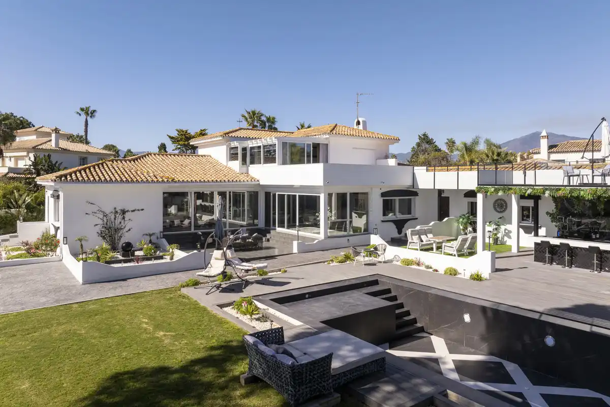 Vista exterior de Casa o xalet en venda en Estepona amb Terrassa i Piscina