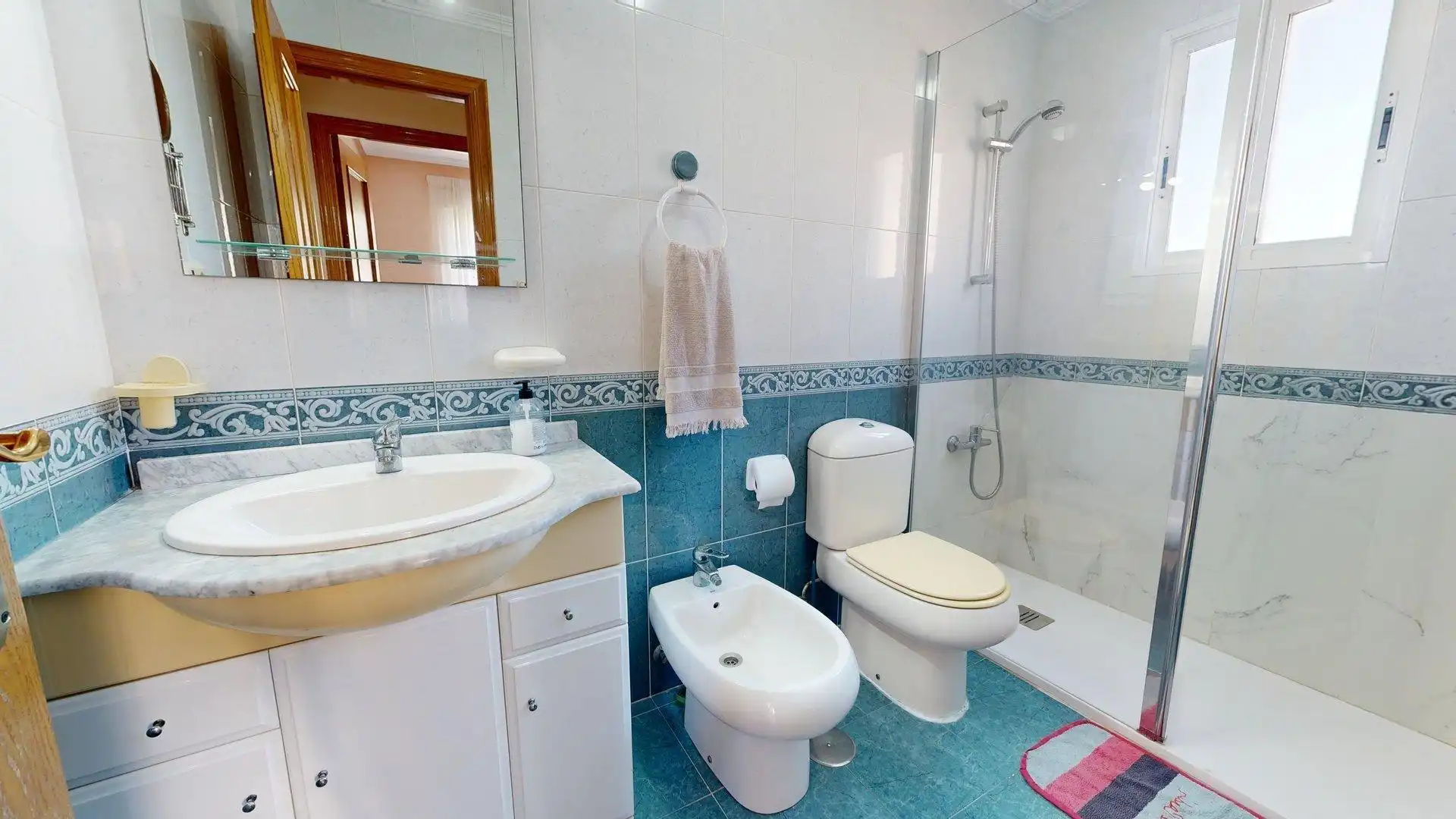 Badezimmer von Wohnungen zum Verkauf in Elche / Elx mit Klimaanlage, Terrasse und Möbliert