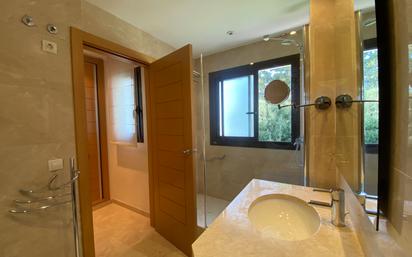 Bathroom of Flat for sale in Estepona  with Air Conditioner, Heating and Terrace