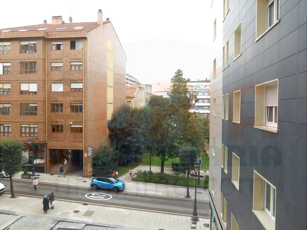 Vista exterior de Pis en venda en Oviedo  amb Calefacció, Moblat i Forn