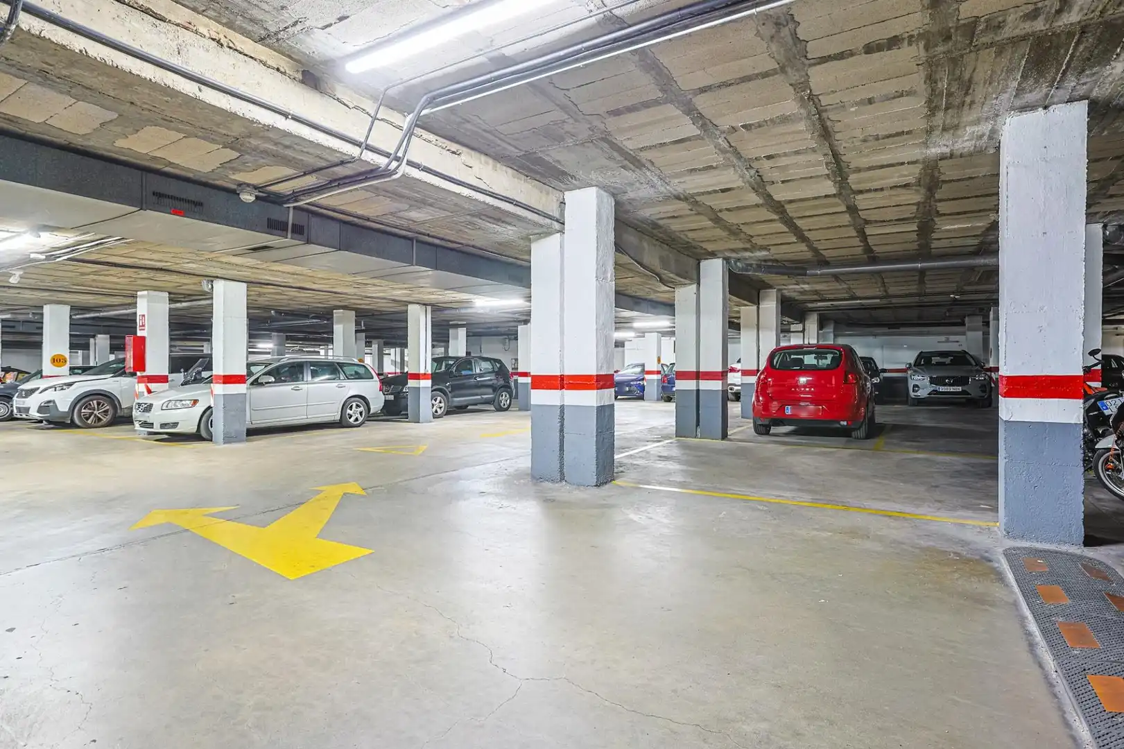 Parking of Flat for sale in Sevilla  with Air Conditioner and Furnished