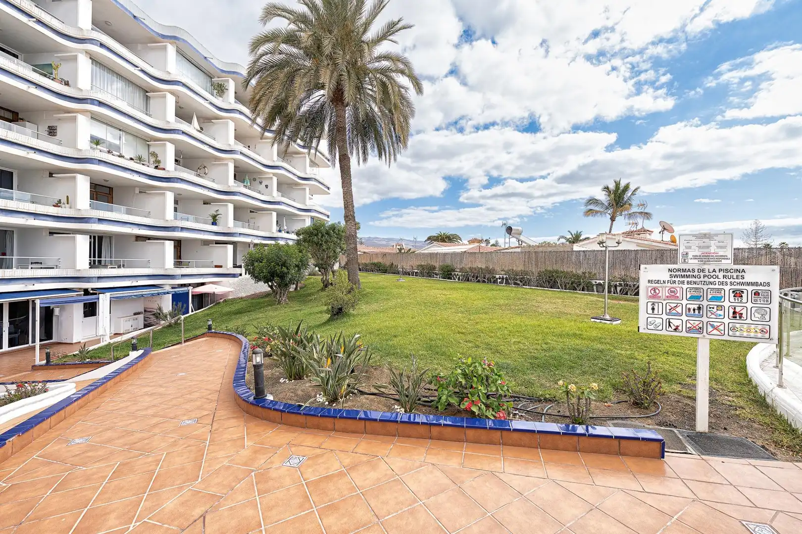 Vista exterior de Apartamento de alquiler en San Bartolomé de Tirajana con Amueblado, Balcón y Piscina comunitaria