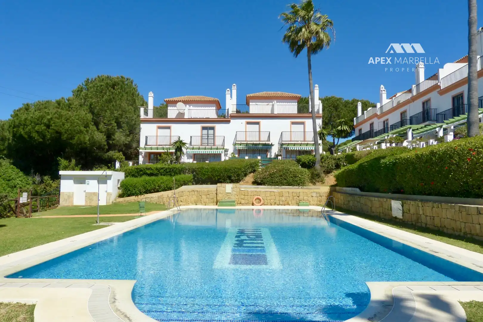 Außenansicht von Einfamilien-Reihenhaus zum Verkauf in Marbella mit Klimaanlage, Privatgarten und Terrasse