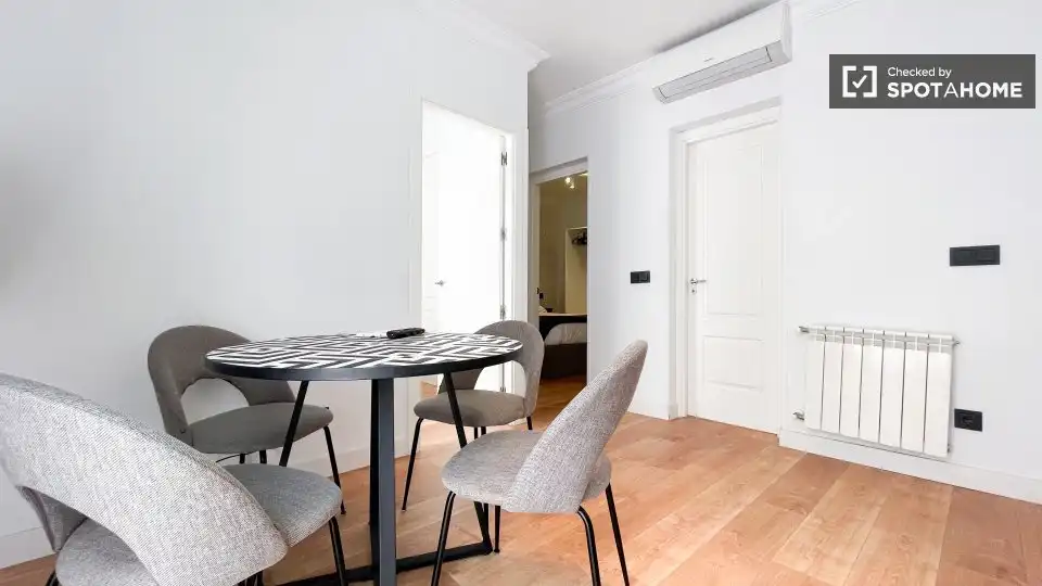Comedor de Piso de alquiler en Madrid con Aire acondicionado, Calefacción y Amueblado