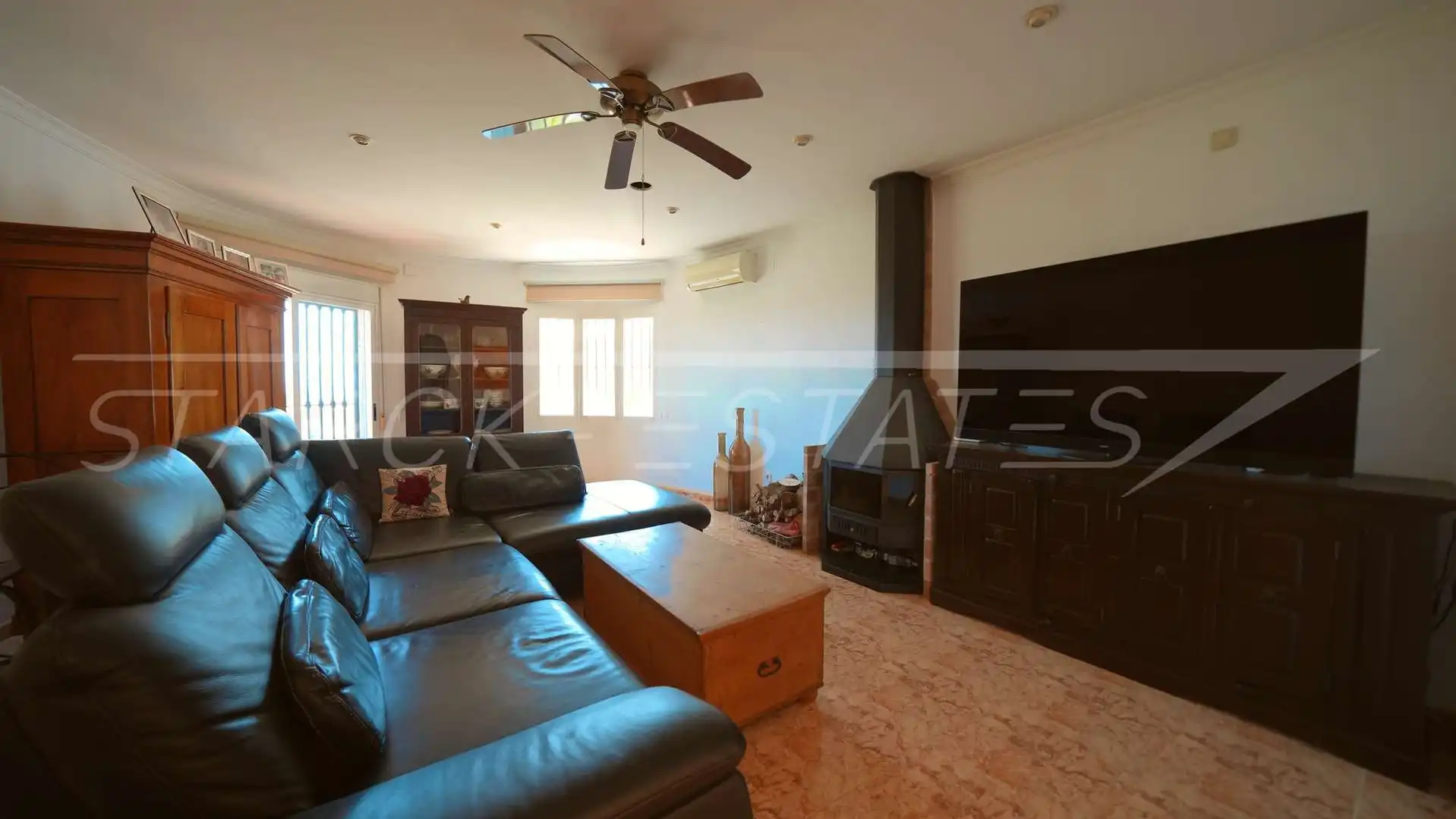Sala d'estar de Casa o xalet en venda en Oliva amb Aire condicionat, Jardí privat i Piscina