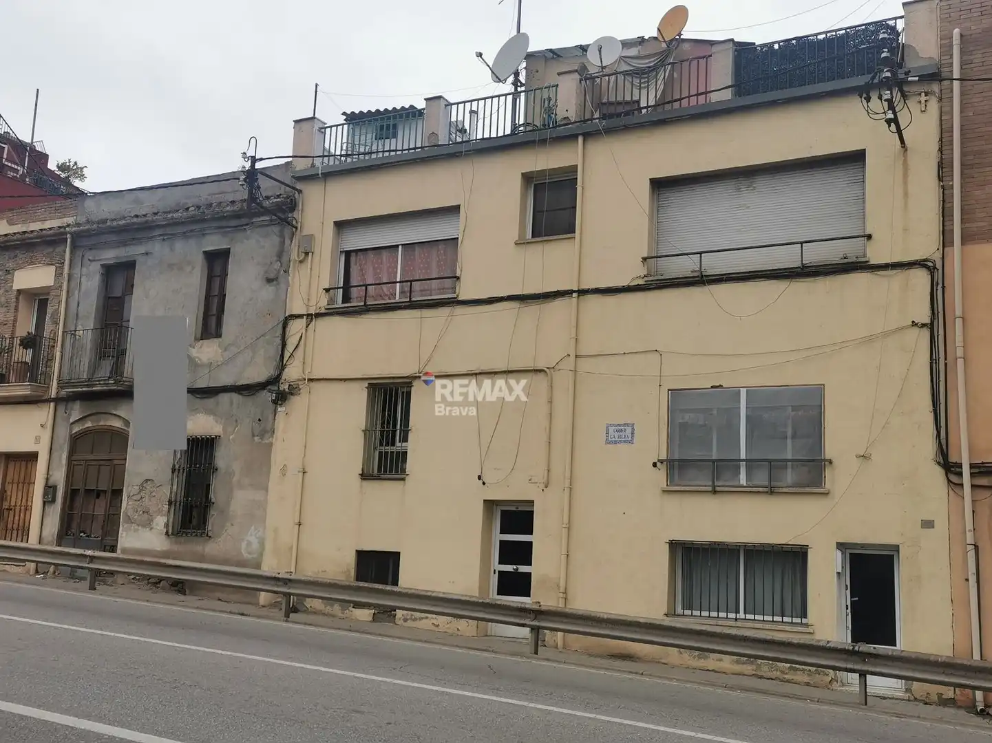Vista exterior de Edifici en venda en La Roca del Vallès